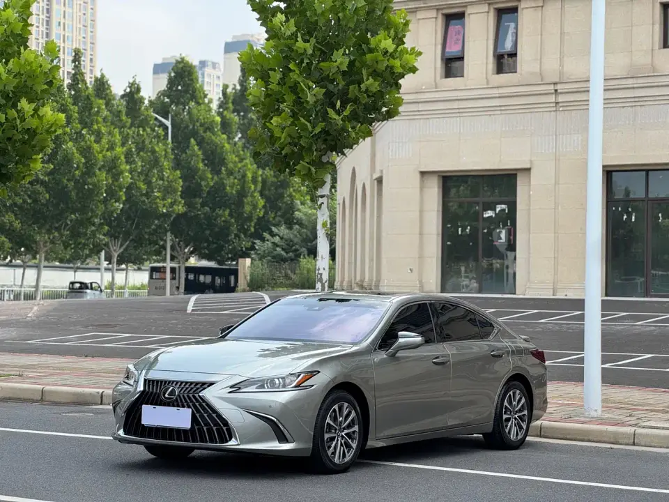 Lexus ES 300h Excellence Edition 2024