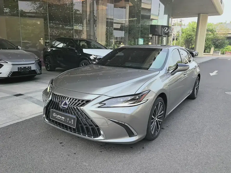 Lexus ES 300h Luxury Edition 2022