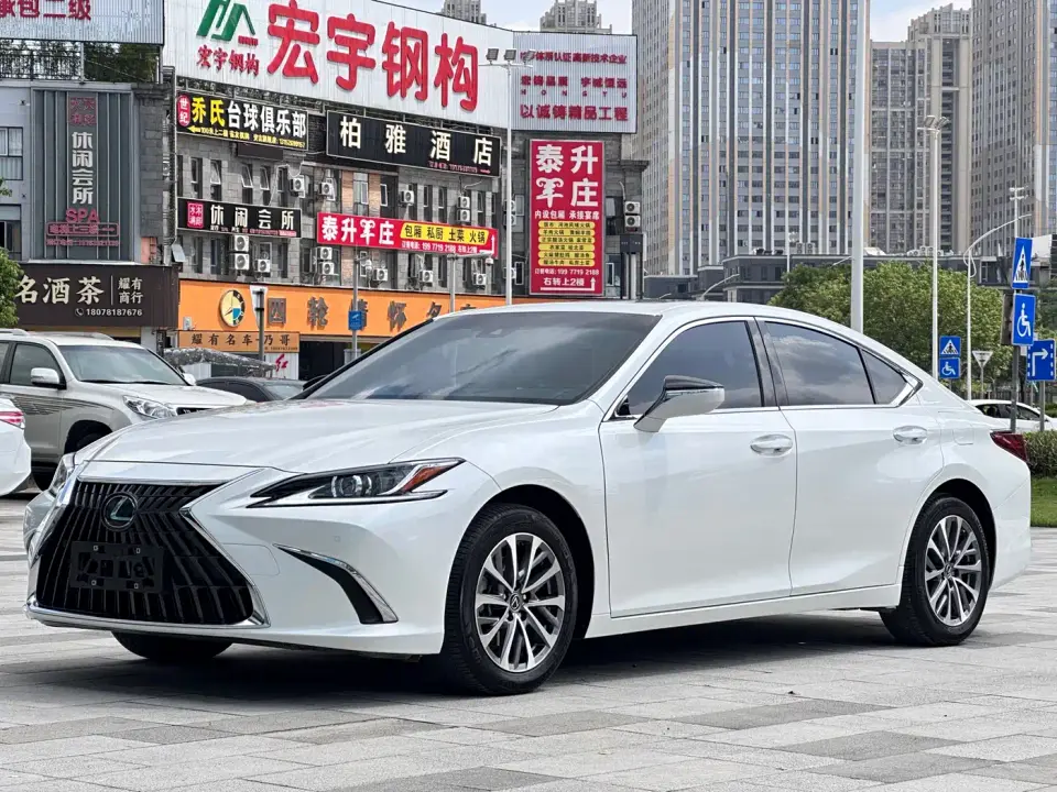 Lexus ES 200 Excellence Edition 2024