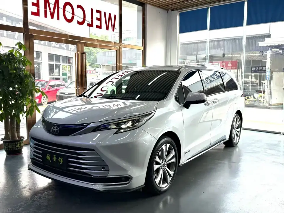 Toyota Sienna 2.5L Hybrid Platinum Edition 2023