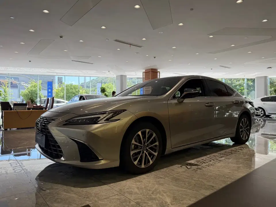 Lexus ES 300h Ultimate Edition 2025