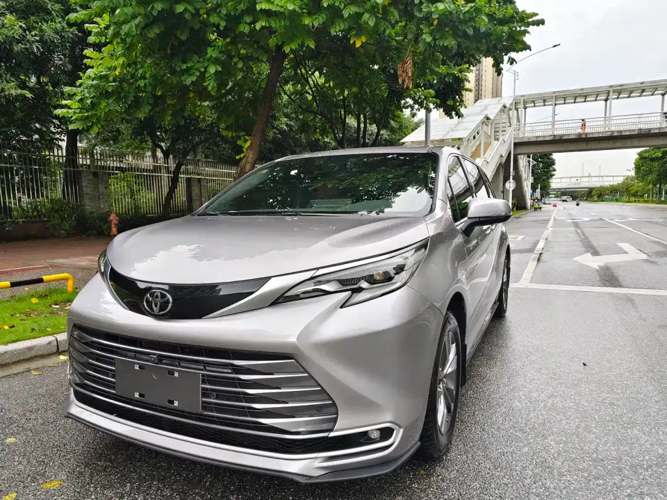Toyota Sienna 2.5L Hybrid AWD Luxury Edition 2025