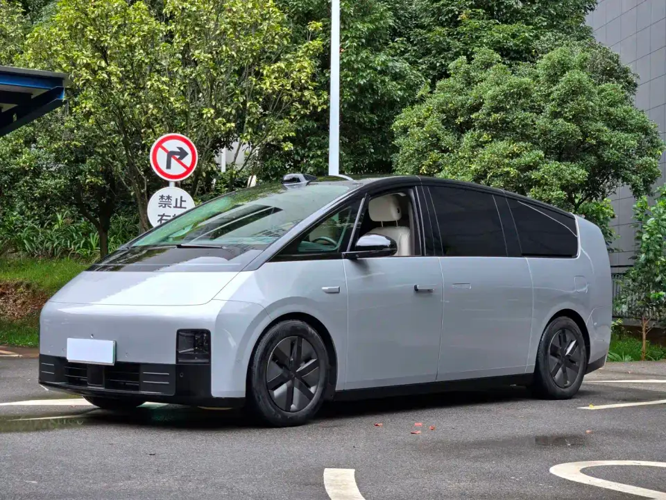 Li Auto MEGA Ultra 2024