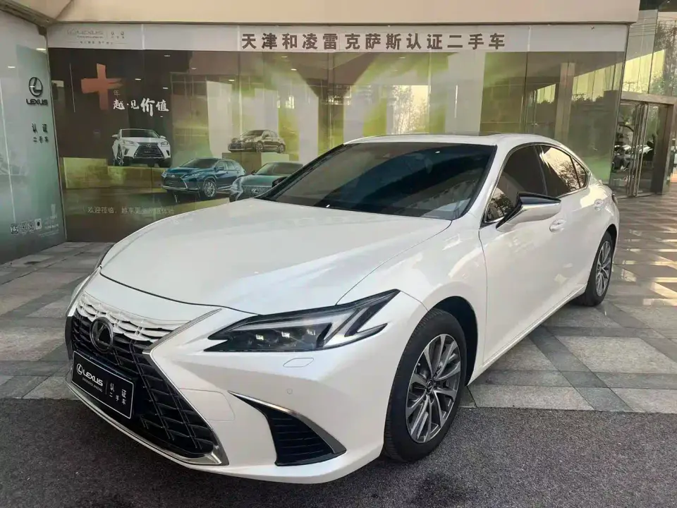 Lexus ES 300h Ultimate Edition 2025