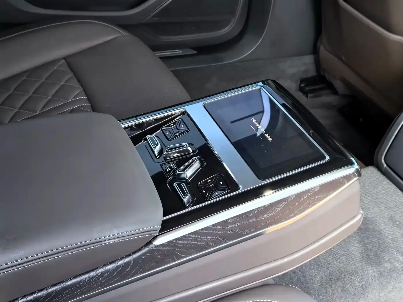 Audi A8 A8L 50 TFSI quattro Exclusive 2024 — фото 15