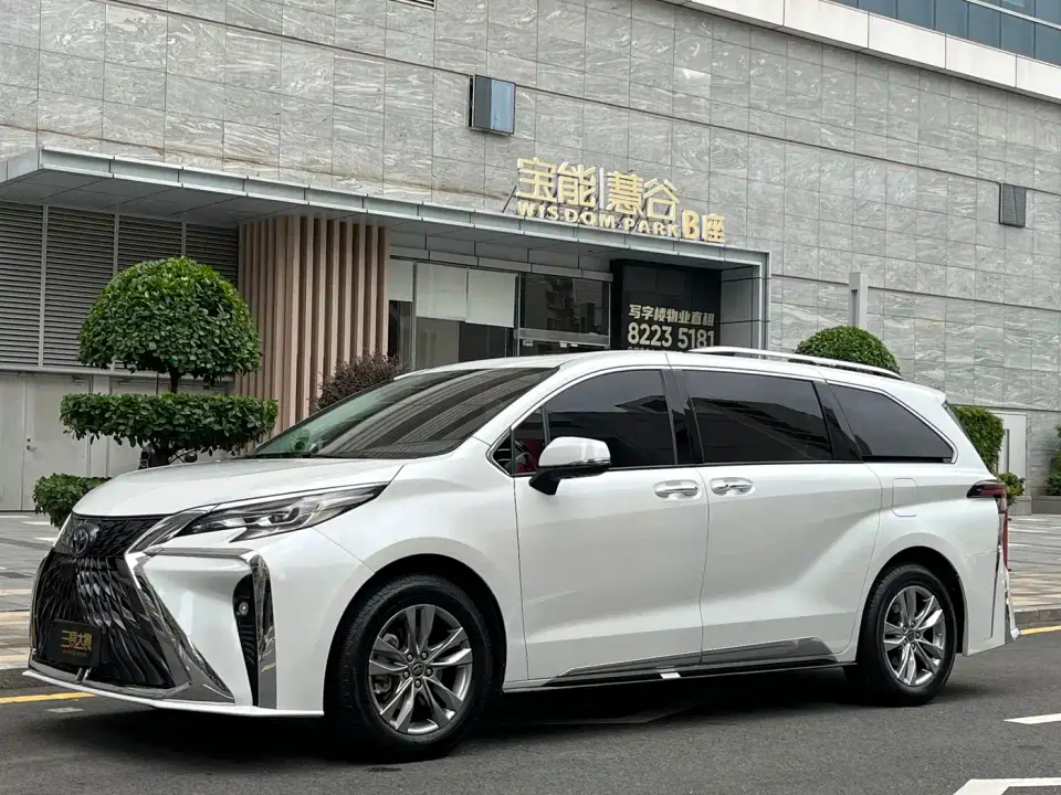 Toyota Sienna 2.5L Hybrid Platinum Edition 2022