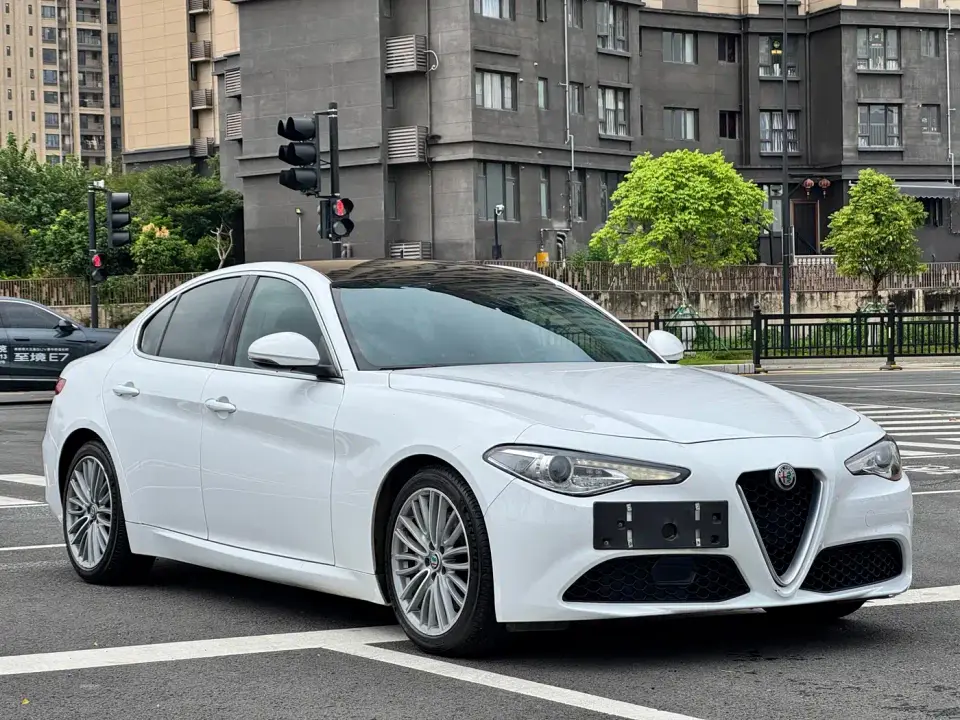 Alfa Romeo Giulia 2.0T 280HP Luxury Edition 2019