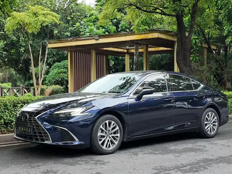 Lexus ES 300h Ultimate Edition 2025
