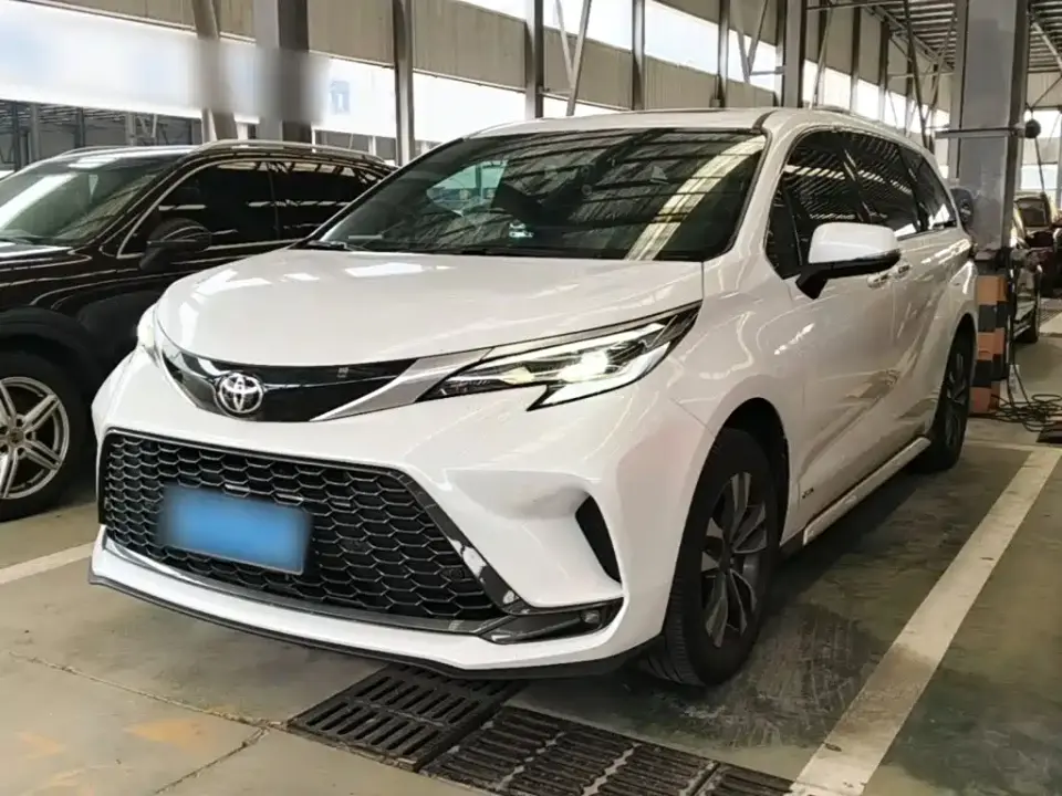 Toyota Granvia 2.5L Hybrid Luxury 2024