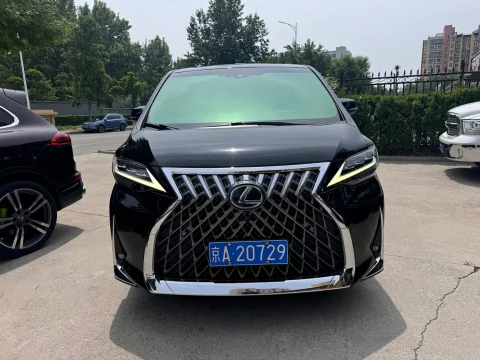 Lexus LM 300h Seven-Seater Elegance Edition 2020