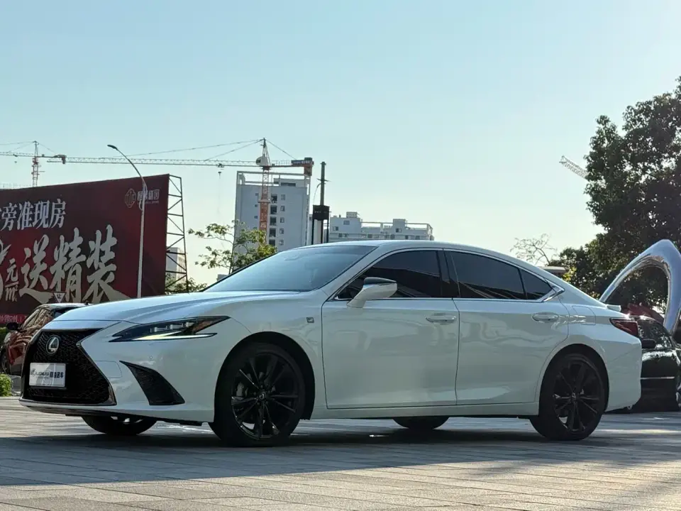 Lexus ES 260 F SPORT 2022