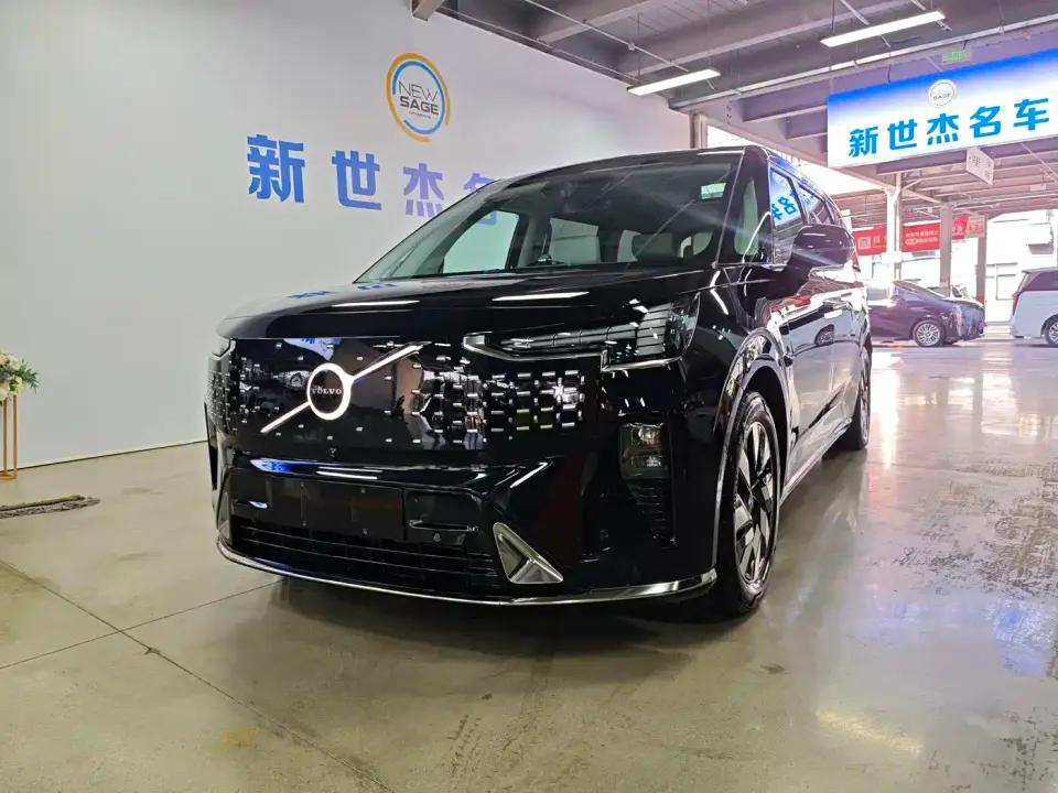 Volvo EM90 Ultra Six-Seater 2024