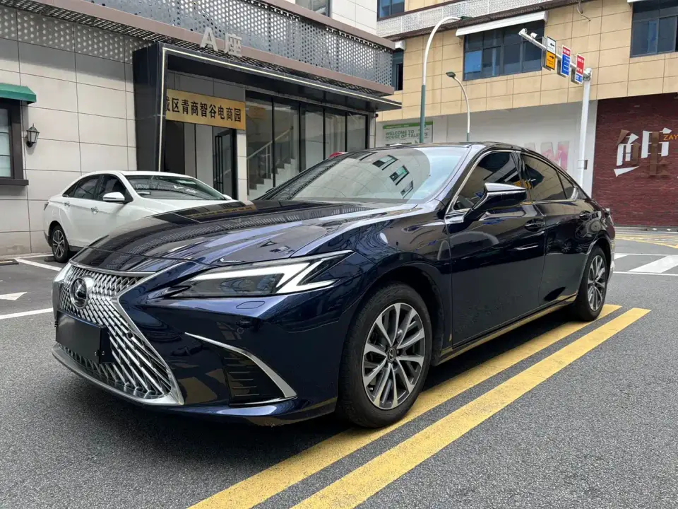 Lexus ES 200 Ultimate Edition 2025