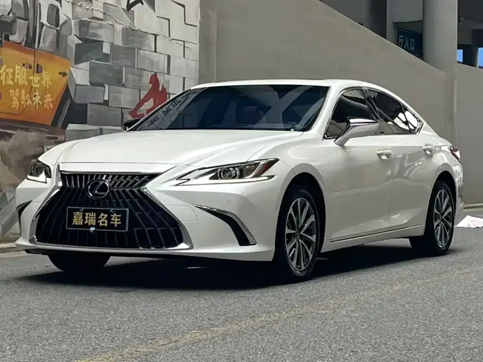 Lexus ES 200 Premium Edition 2024