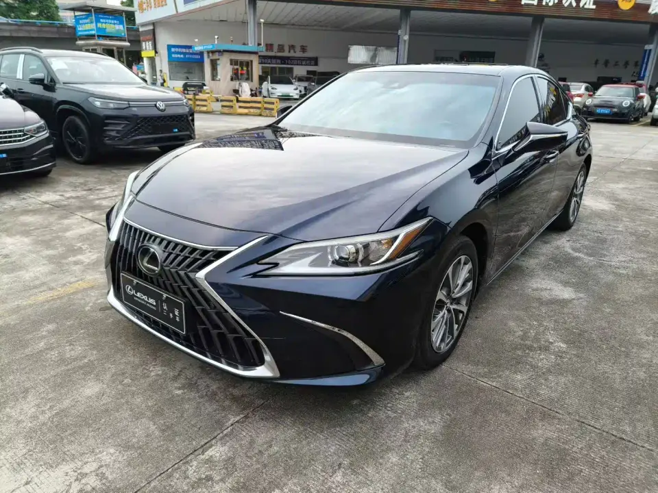 Lexus ES 300h Excellence Edition 2024
