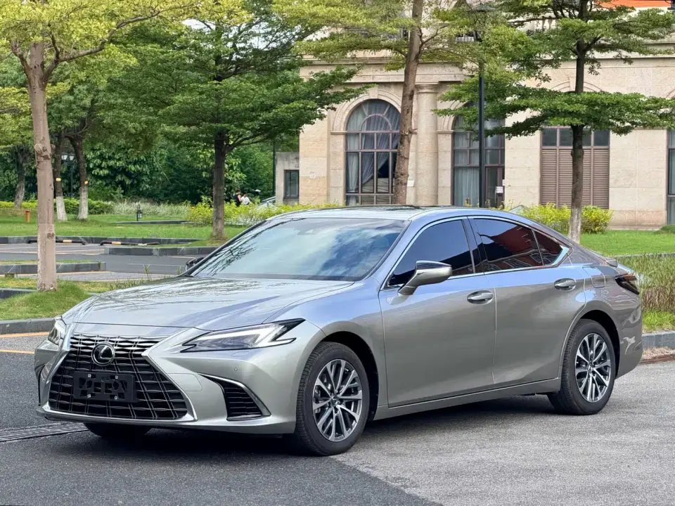 Lexus ES 300h Ultimate Edition 2025