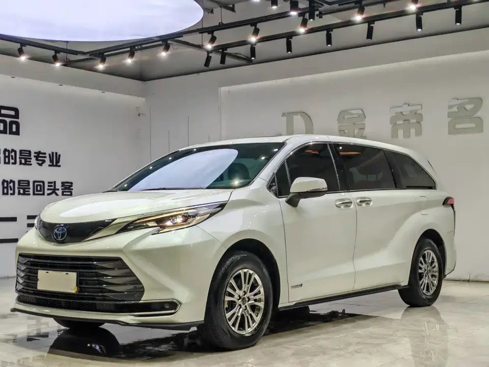 Toyota Sienna 2.5L Hybrid Premium Edition 2023