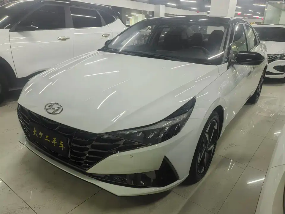 Hyundai Elantra 1.5L CVT LUX Premium Edition 2022
