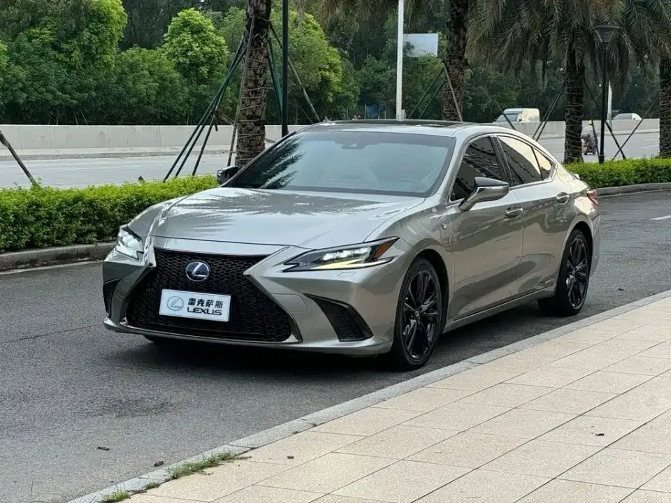 Lexus ES 300h F SPORT 2022