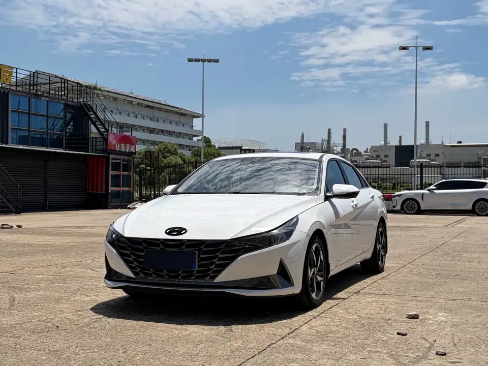 Hyundai Elantra 1.5L CVT LUX Premium Edition 2023