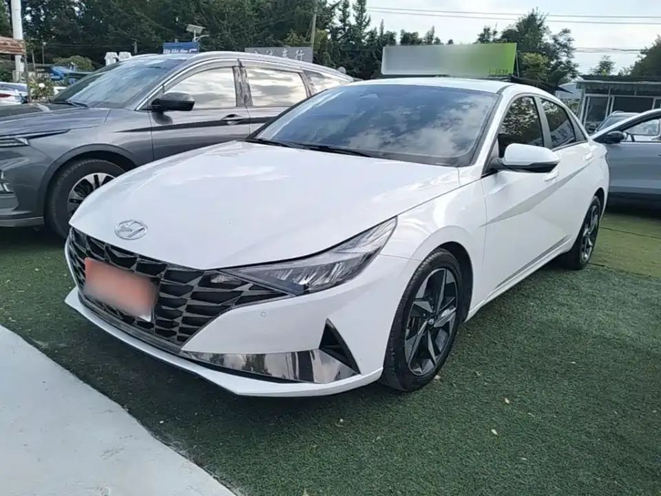 Hyundai Elantra 1.5L CVT LUX Premium Edition 2022
