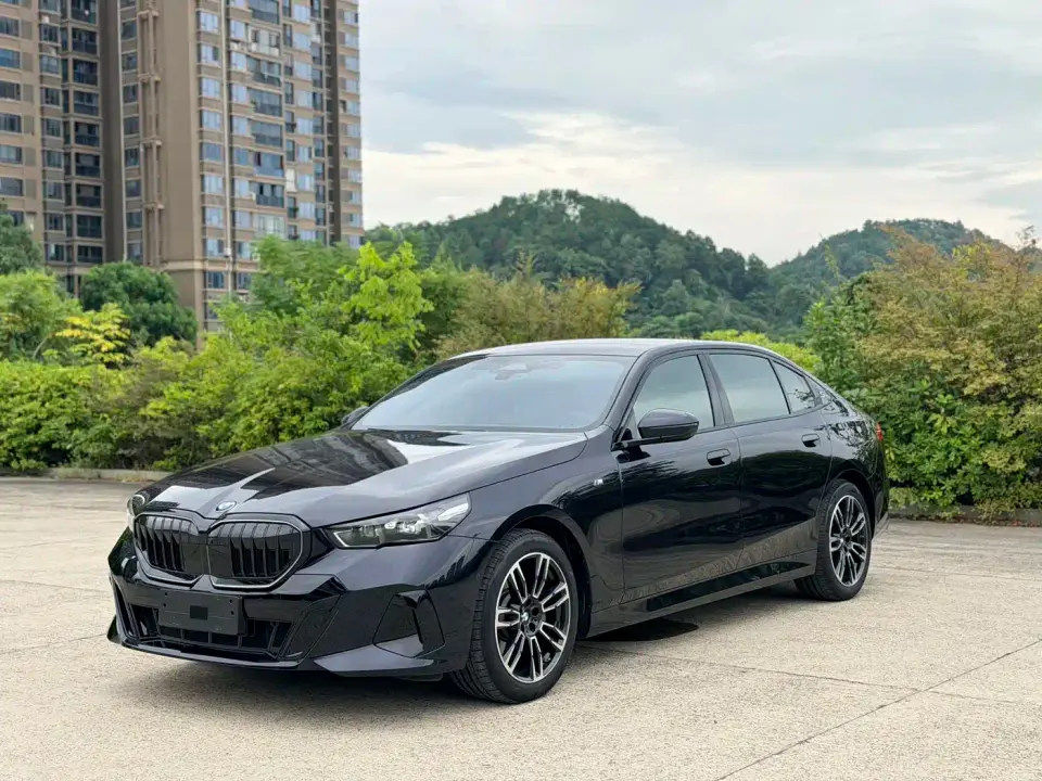 BMW 5 Series 530Li Leading Luxury Package 2025