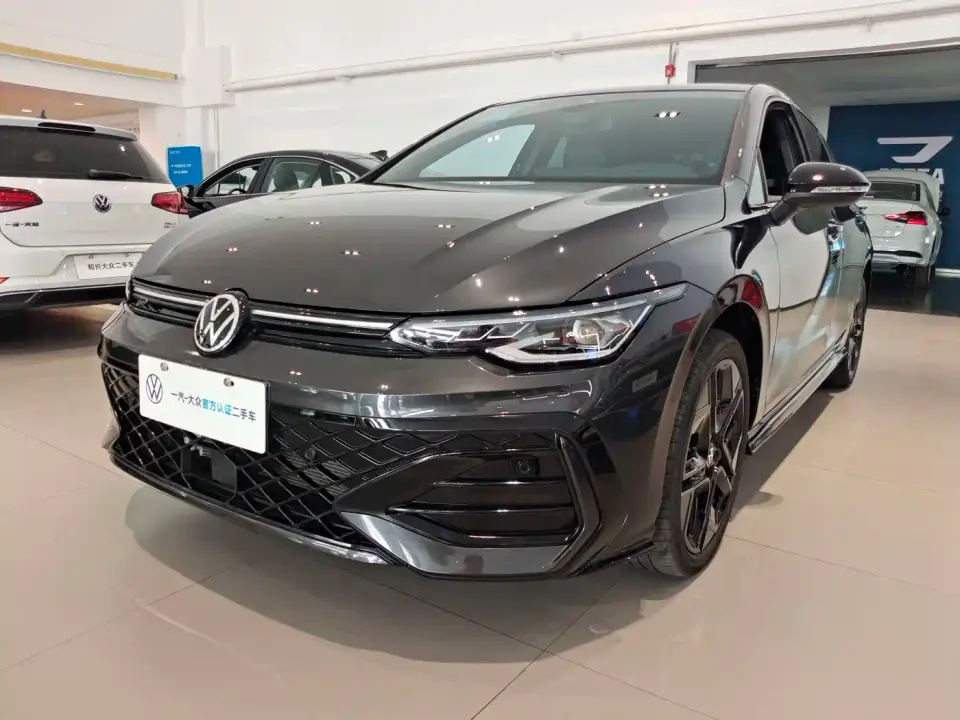 Volkswagen Golf 300TSI R-Line 2025