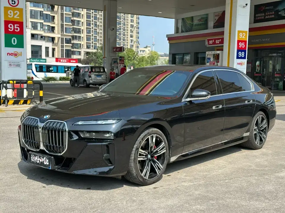 BMW 7 Series Model 740Li Premium Luxury Package 2025