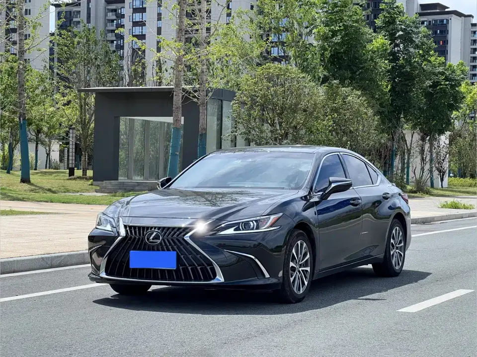 Lexus ES 300h Excellence Edition 2023