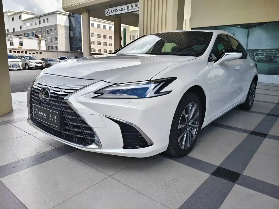 Lexus ES 200 Ultimate Edition 2025