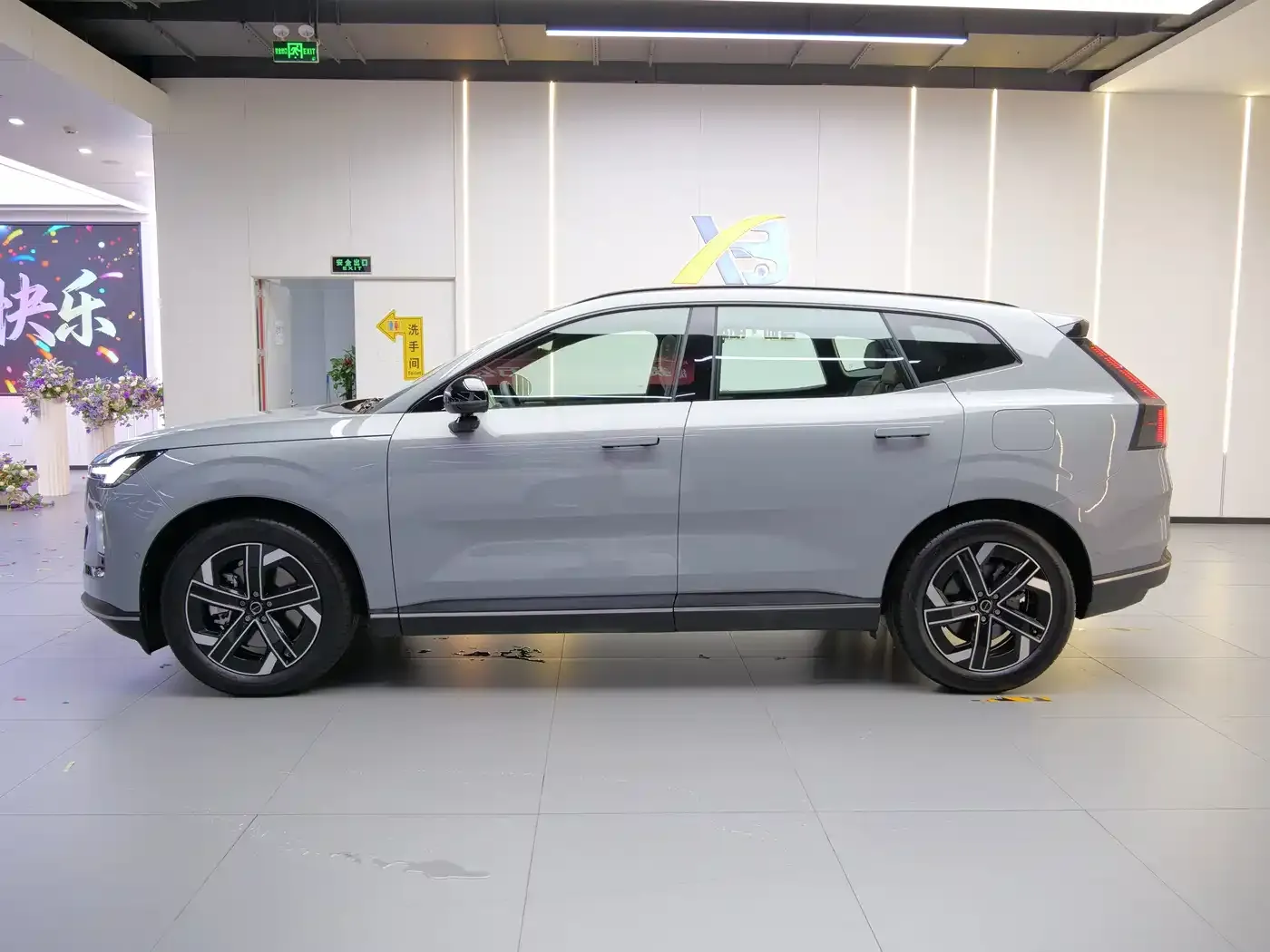 Volvo XC70 Plug-in Hybrid Standard 2025 — фото 3