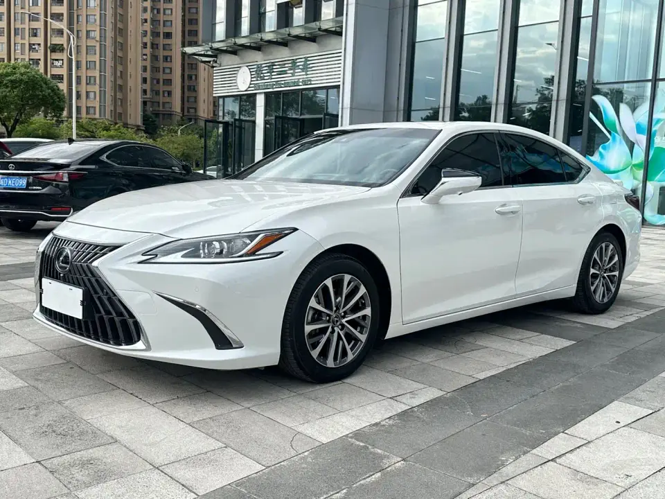 Lexus ES 300h Excellence Edition 2024