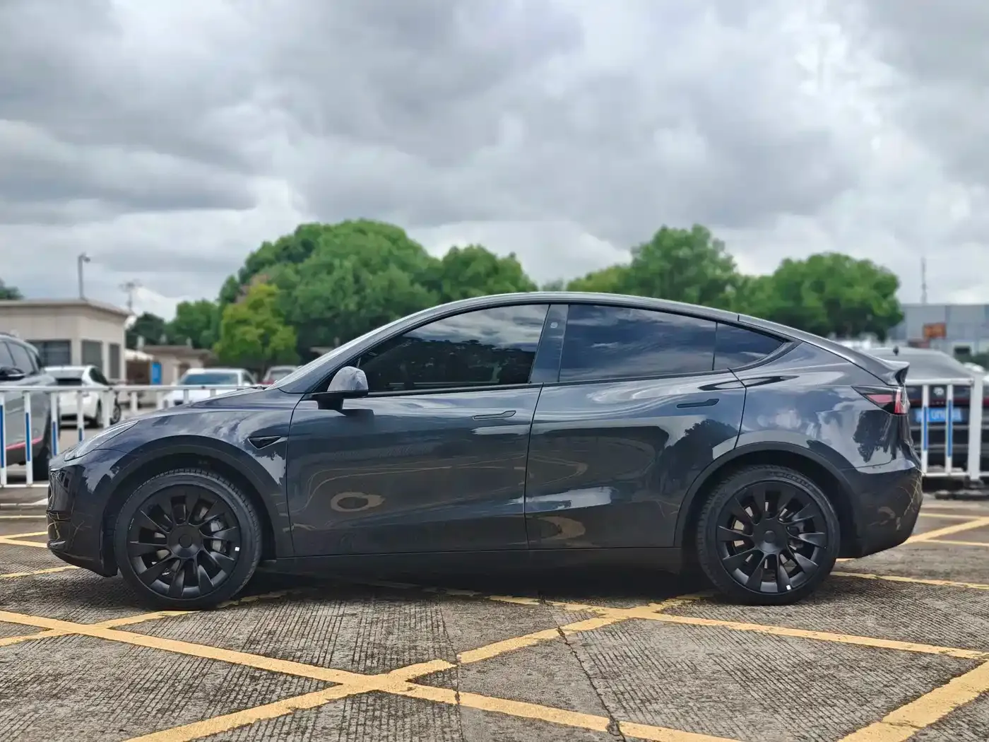 Tesla Model Y Rear-Wheel Drive Version 2024 — фото 3