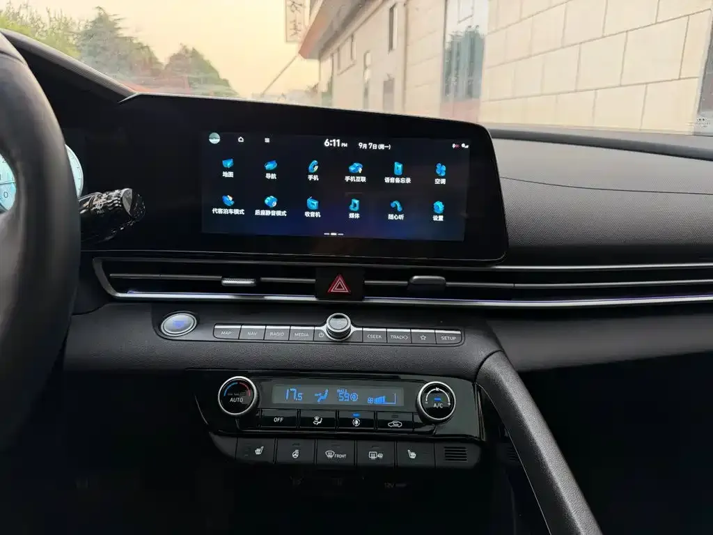 Hyundai Elantra 1.5L CVT TOP Flagship Edition 2023 — фото 9
