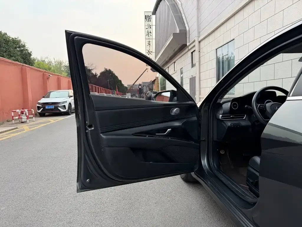 Hyundai Elantra 1.5L CVT TOP Flagship Edition 2023 — фото 21