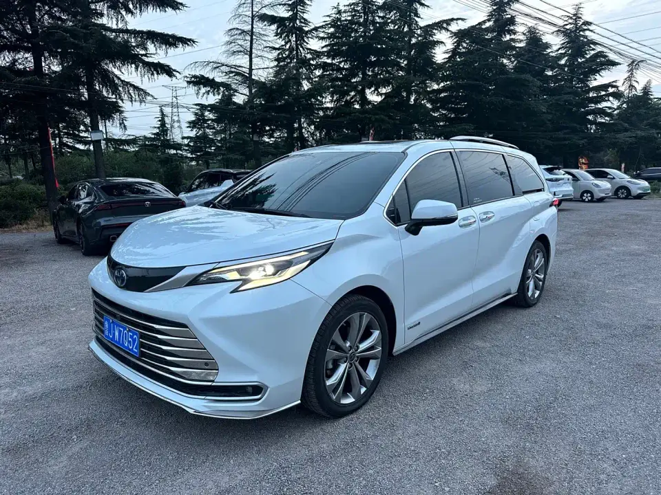 Toyota Sienna 2.5L Hybrid Premium Edition 2023