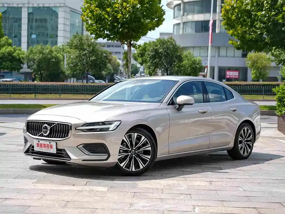 Volvo S60 B4 Smart Elite Luxury Edition 2025