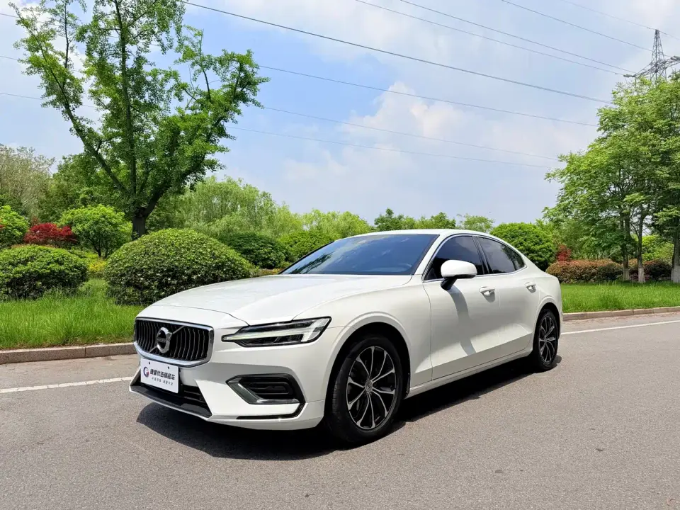 Volvo S60 T4 Momentum Luxury Edition 2020