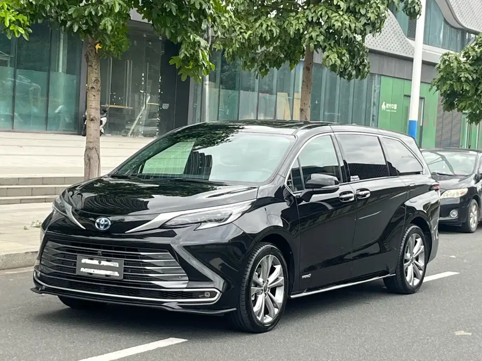 Toyota Sienna 2.5L Hybrid Premium Edition 2024