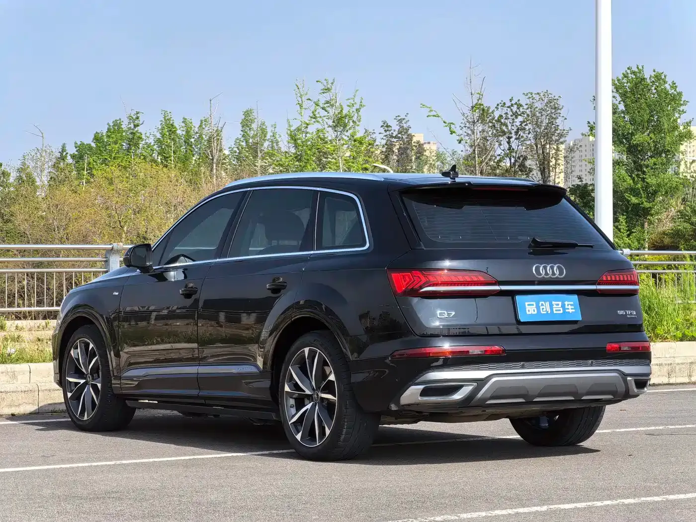 Audi Q7 55 TFSI quattro S line Sport 2023 — фото 9