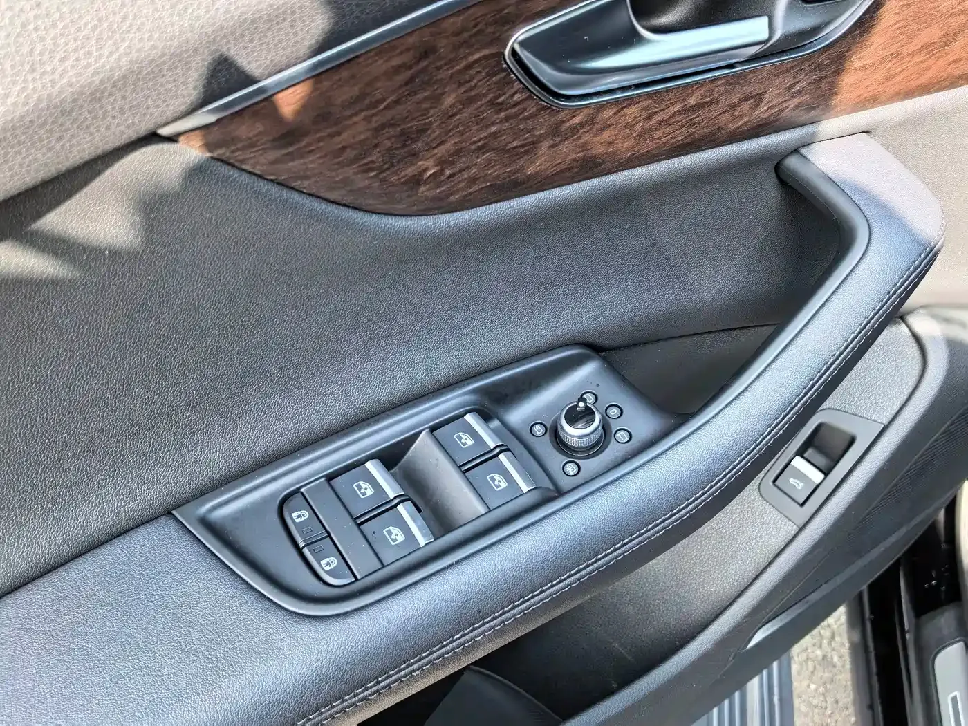 Audi Q7 55 TFSI quattro S line Sport 2023 — фото 14