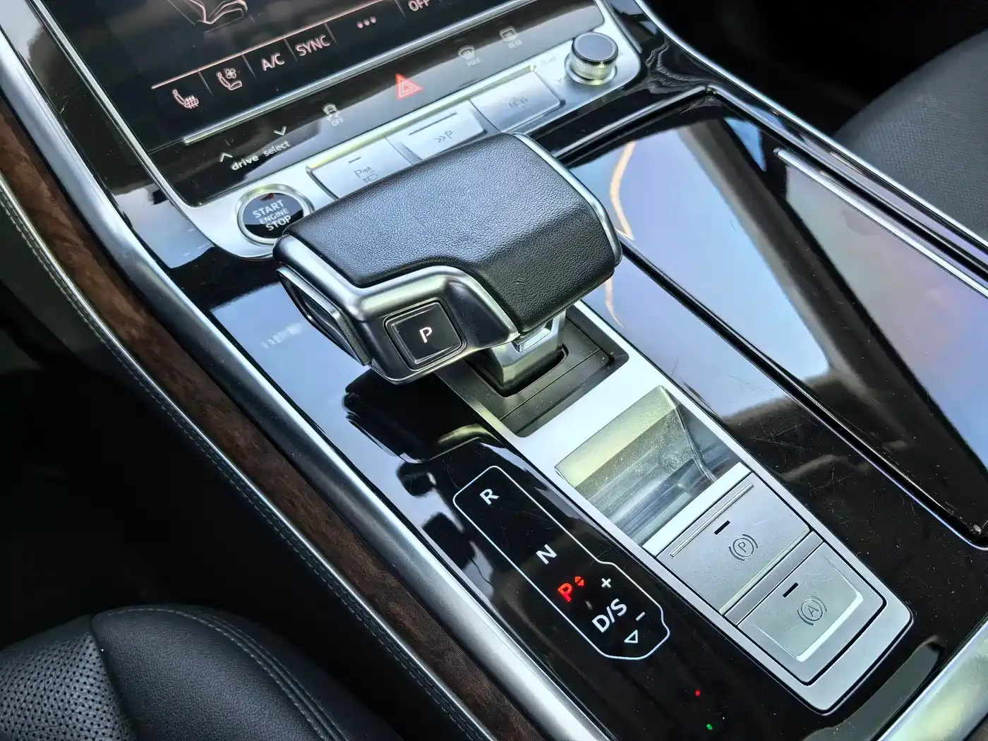 Audi Q7 55 TFSI quattro S line Sport 2023 — фото 12