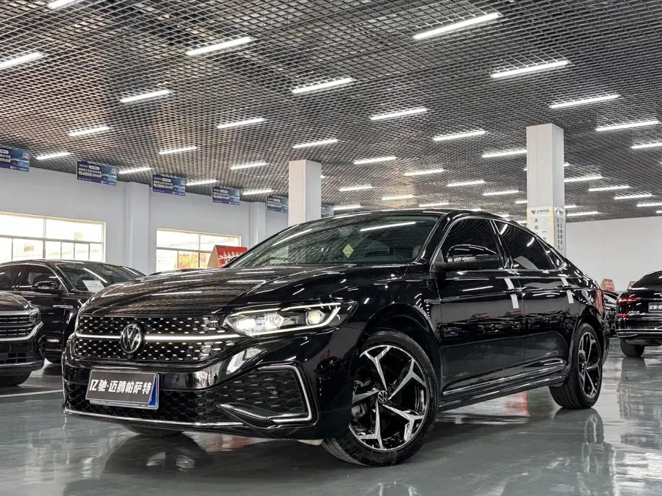 Volkswagen Passat 330TSI Starlight Luxury Edition 2023