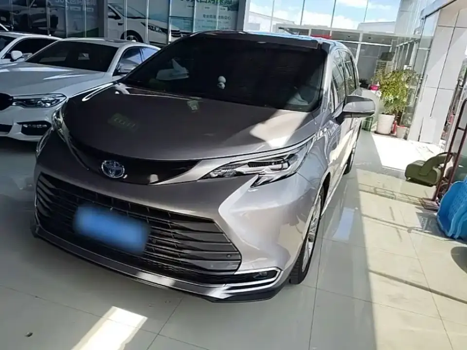 Toyota Sienna 2.5L Hybrid Premium Edition 2023