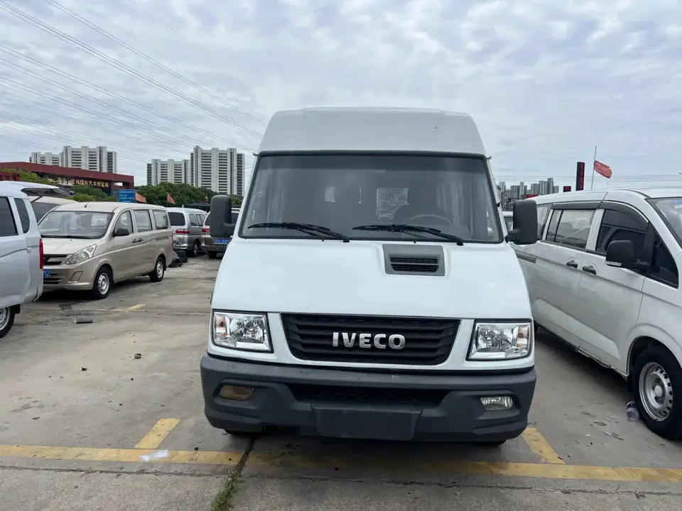 Iveco Daily 2.5T A40 M1 Bus 5-9 Seats Long Wheelbase Medium Roof Dual Tires Sliding Door 2022