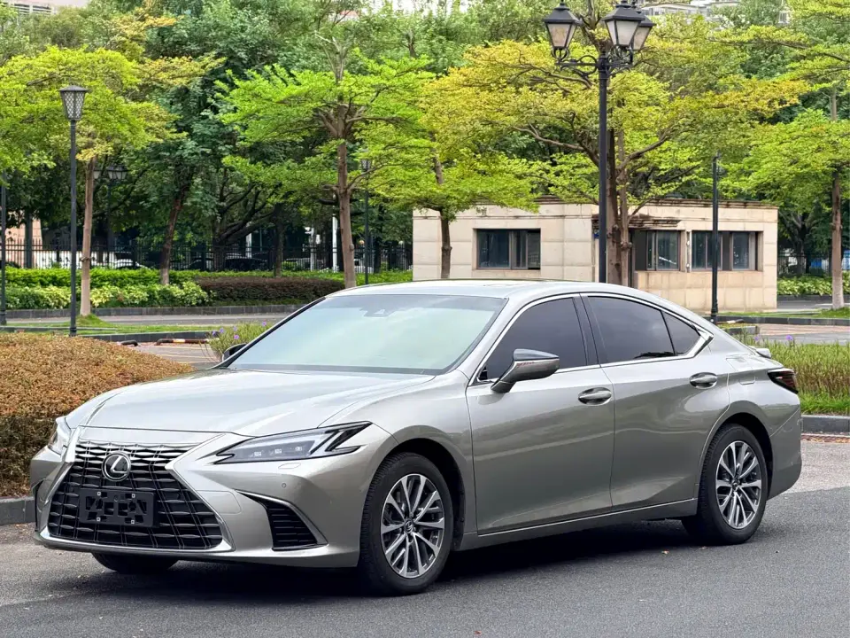 Lexus ES 300h Ultimate Edition 2025