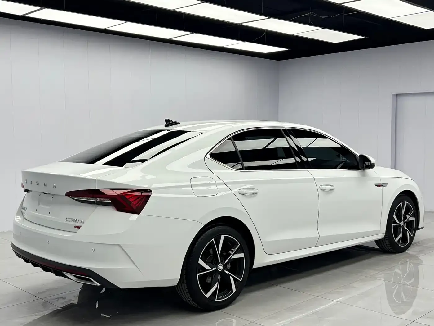 Skoda Octavia PRO TSI280 Premium Edition 2023 — фото 4