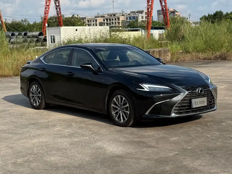 Lexus ES 300h Ultimate Edition 2025