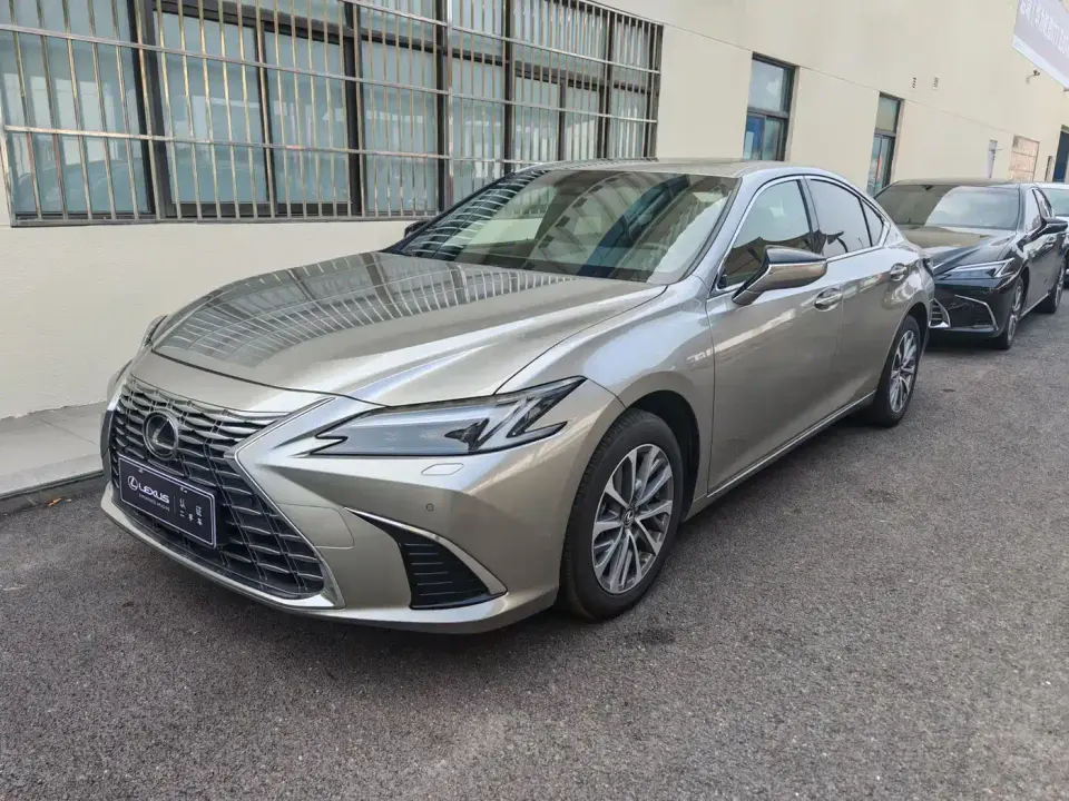Lexus ES 300h Ultimate Edition 2025