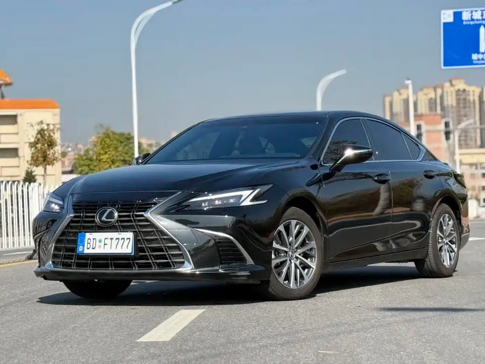 Lexus ES 300h Ultimate Edition 2025